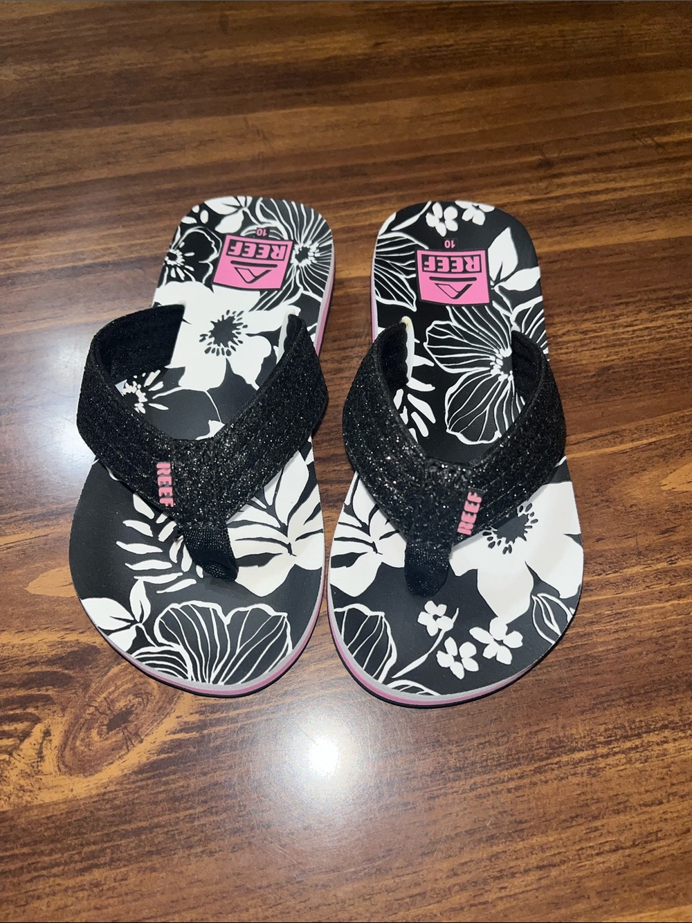 NWOT Reef Kids Black & White Floral Glitter Flip Flops with Pink Accents size 10
